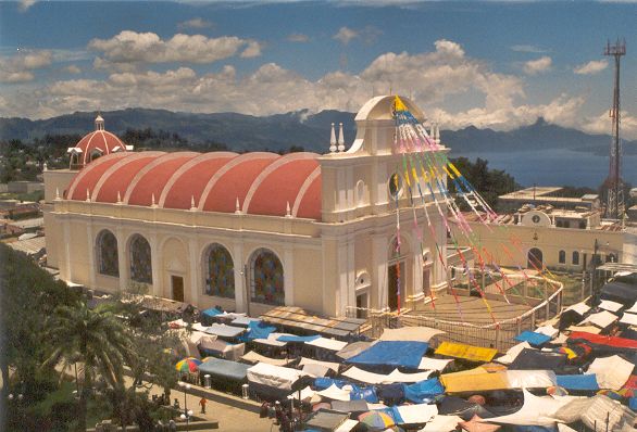 Église et marché de Solola