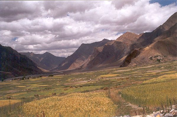 Zongla : champs et couvent (au milieu à droite)