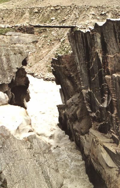 petit pont au dessus d'une gorge