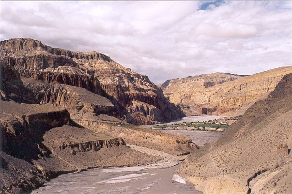 Vallée du Mustang : vue sur Tchouksang