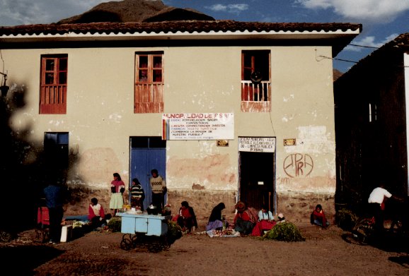 Maison au bord de la place de Pisac