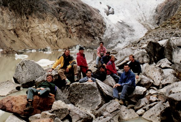 photo de groupe au pied d'un glacier