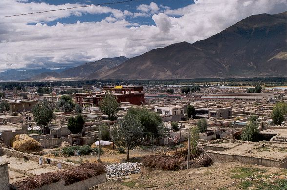 Vue de Tsethang depuis le quartier tibétain